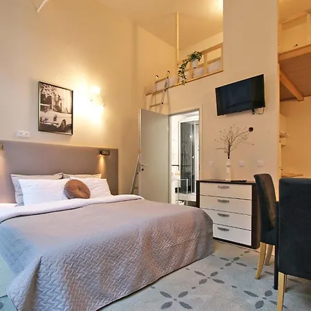 Silver Apartment *